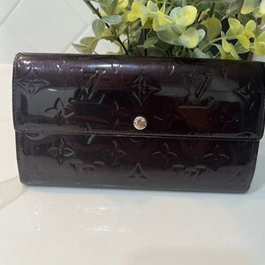 LOUIS VUITTON Amarante Monogram Vernis Sarah Wallet Snap Closure
